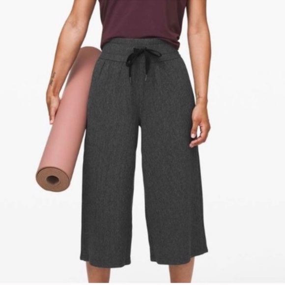Lululemon Retreat Yourself Crops Gray 6 Cropped Pants Athletic - Picture 1 of 9
